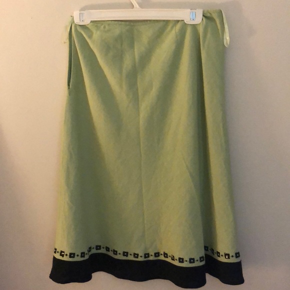 Green a-line skirt with pattern - Picture 2 of 3